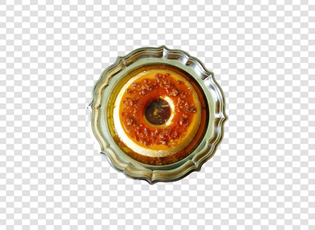 Imagem de Pudim de Caramelo e Crocante em Travessa de Prata PNG com fundo transparente