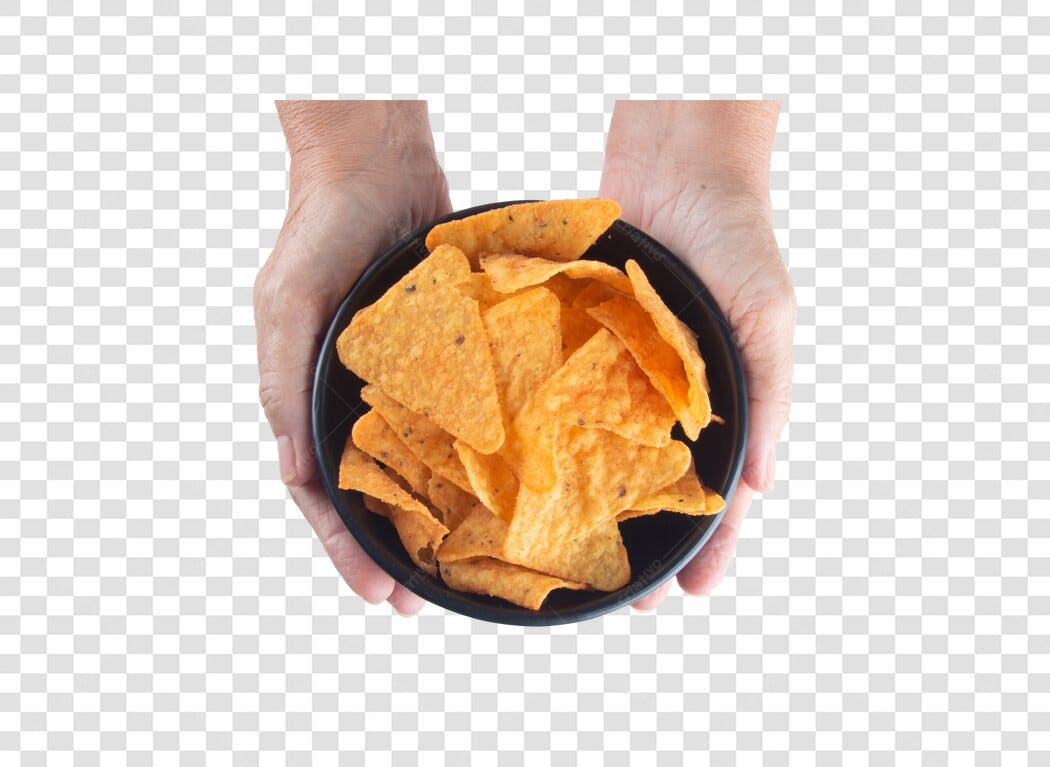 Foto de Tortilla Chips Nachos em tigela preta com mãos PNG com fundo transparente