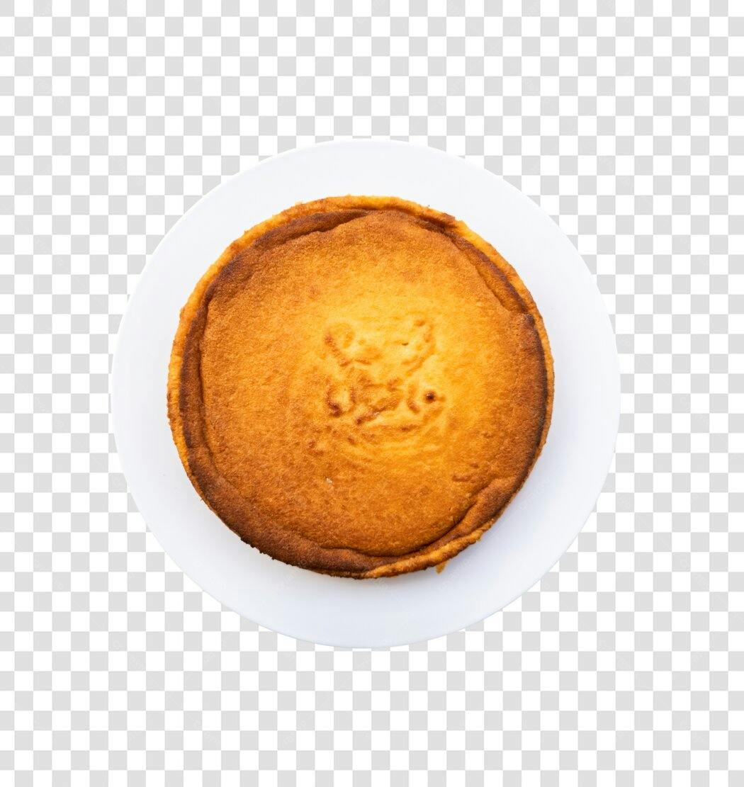 Comida Bolo caseiro dourado em prato branco PNG com fundo transparente