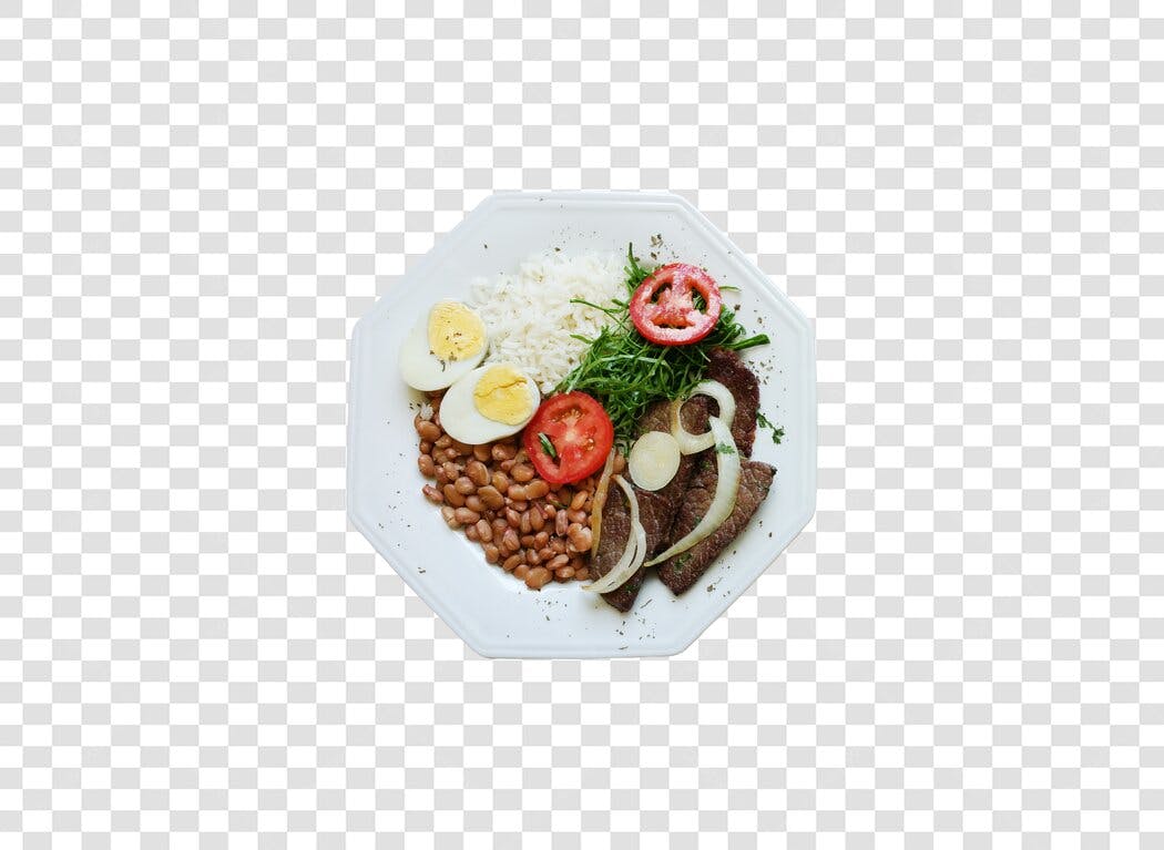 Prato de Comida Brasileira Bife Arroz Feijão Ovo Salada PNG com fundo transparente