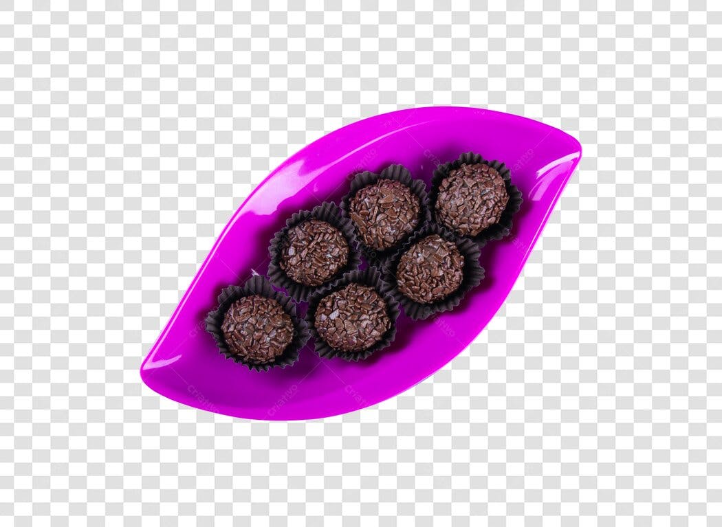 Doce brasileiro Brigadeiros de chocolate na bandeja rosa PNG com fundo transparente