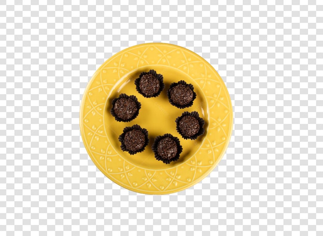 Elemento gráfico Brigadeiro doce de festa em prato amarelo PNG com fundo transparente