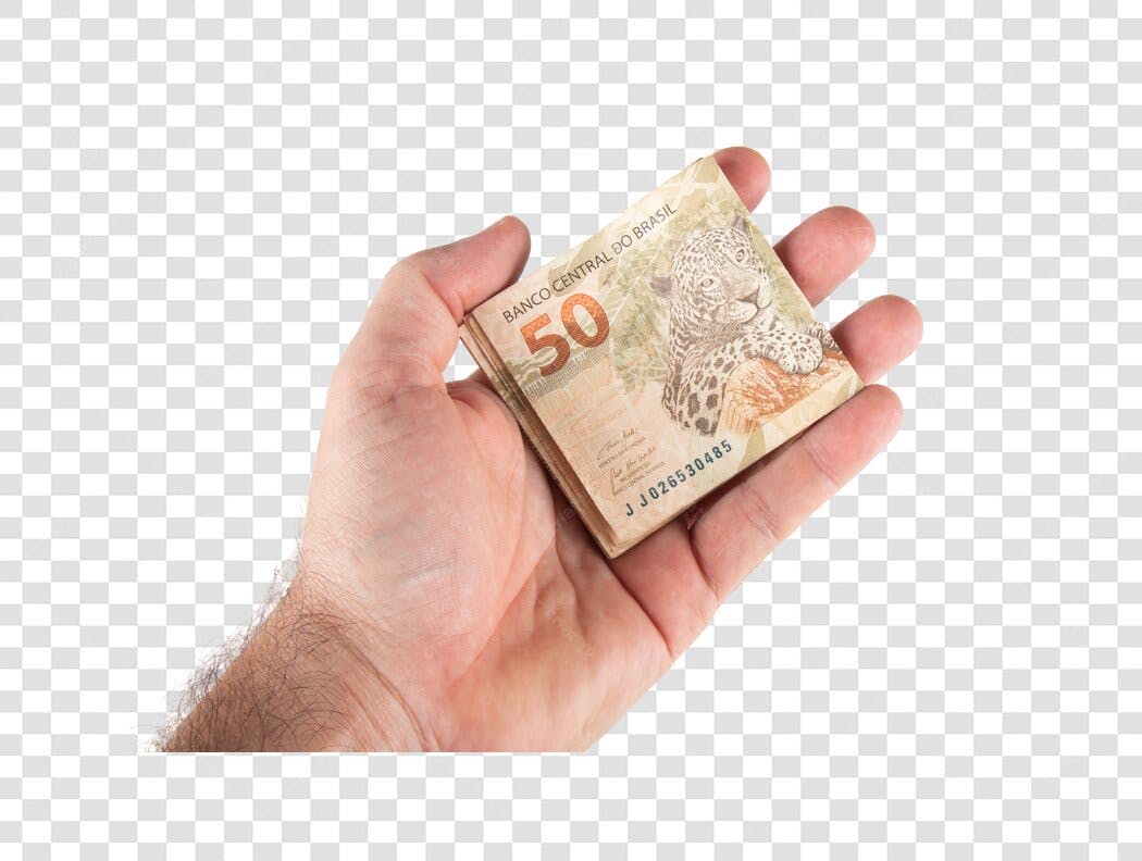 Imagem Mão segurando notas de cinquenta Reais Brasileiros PNG com fundo transparente