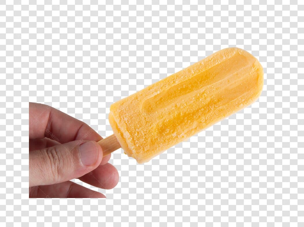 Foto de Picolé Amarelo Gelado na Mão para Campanha Verão PNG com Fundo Transparente