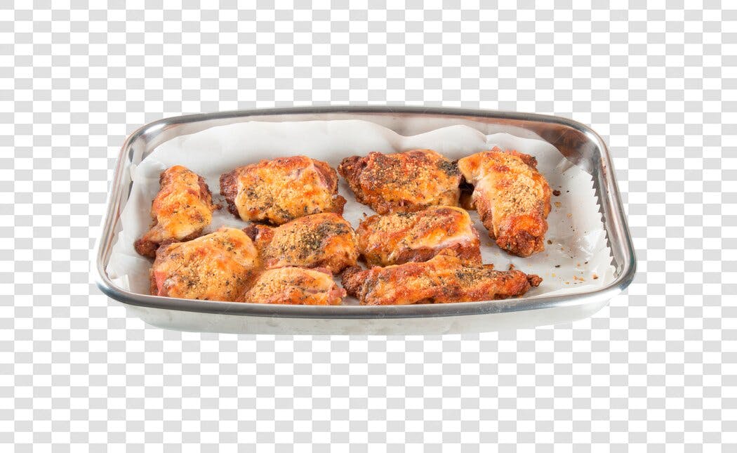 Prato de Frango Assado Crocante Tempero Dourado em Assadeira PNG com fundo transparente
