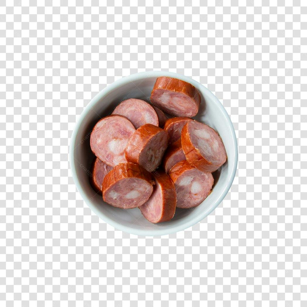 Linguiça calabresa fatiada em tigela branca para culinária PNG com fundo transparente