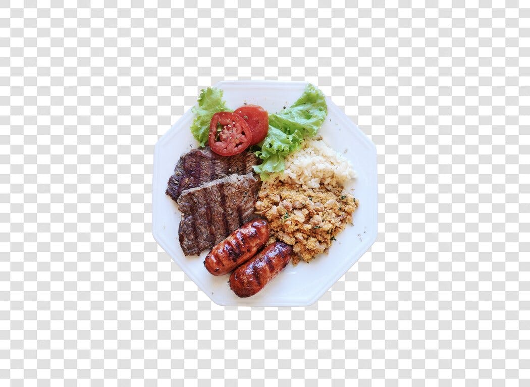 Prato de Comida Churrasco Carne Grelhada Linguiça Arroz Farofa Salada PNG fundo transparente