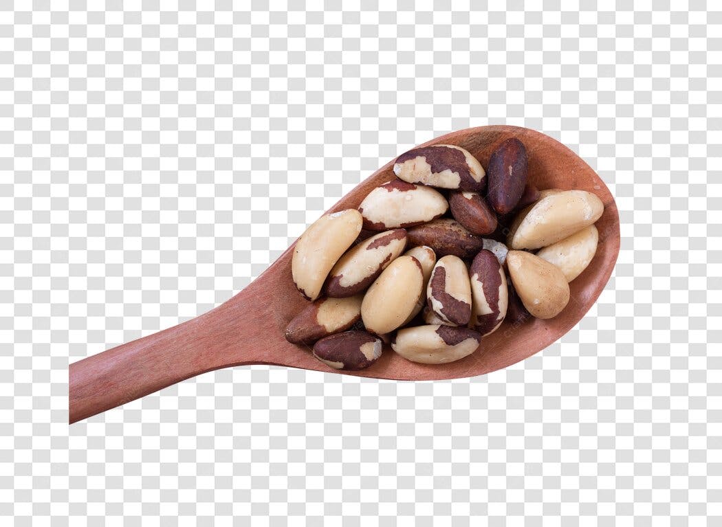 Elemento Gráfico Castanhas-do-Pará em colher de madeira marrom PNG com fundo transparente