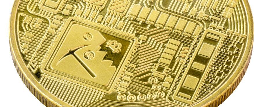 Moeda de criptomoeda dourada com circuito e símbolo de mineração Bitcoin close-up