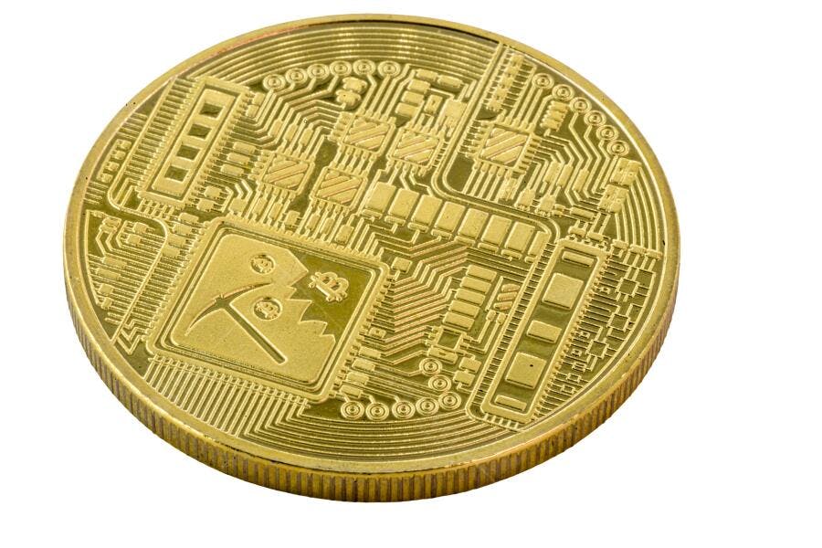 Moeda Bitcoin dourada com circuito eletrônico e símbolo de mineração
