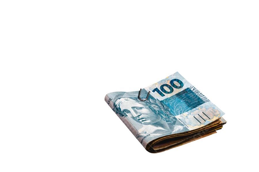 Notas de cem reais azuis presas com clipe de papel em fundo branco