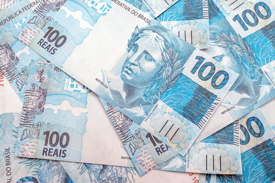 Cédulas de 100 Reais brasileiras azuis espalhadas finanças riqueza