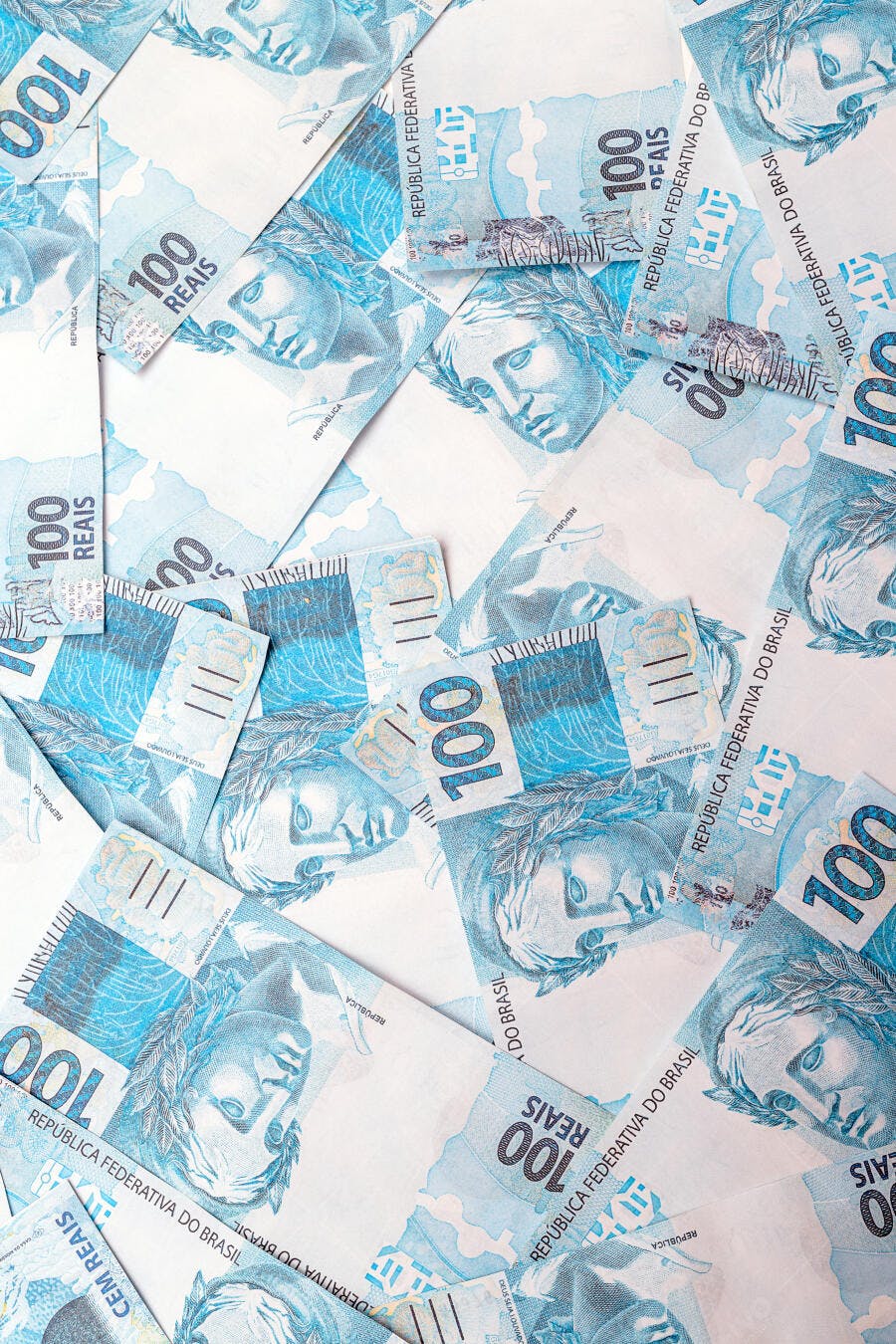 Cem reais notas brasileiras azul branco dinheiro finanças economia