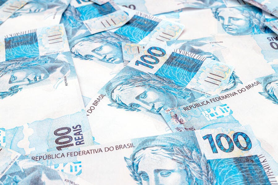 Notas de 100 Reais azuis brasileiras espalhadas dinheiro e economia