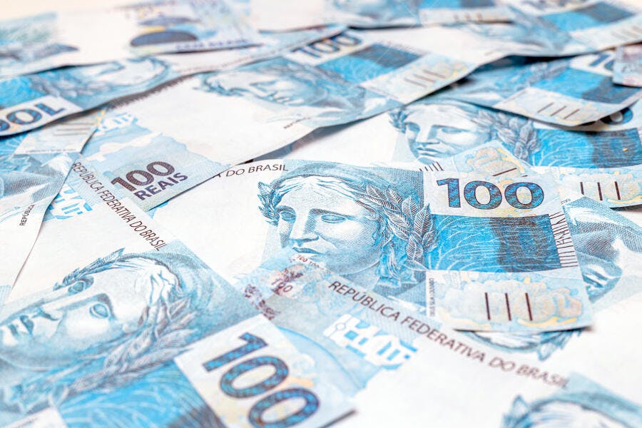 Cédulas de cem reais espalhadas dinheiro brasileiro riqueza e finanças