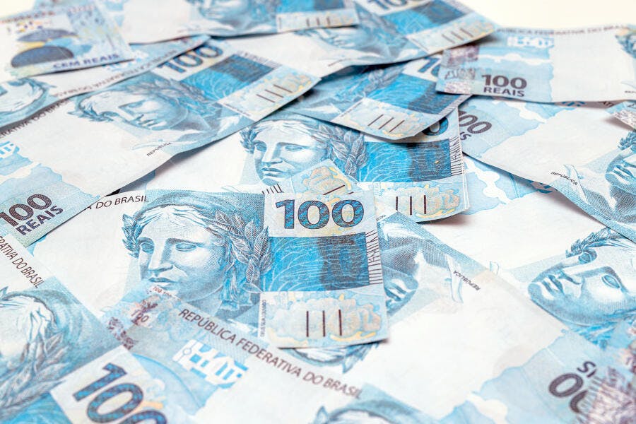 Notas de cem reais empilhadas dinheiro brasileiro finanças e economia