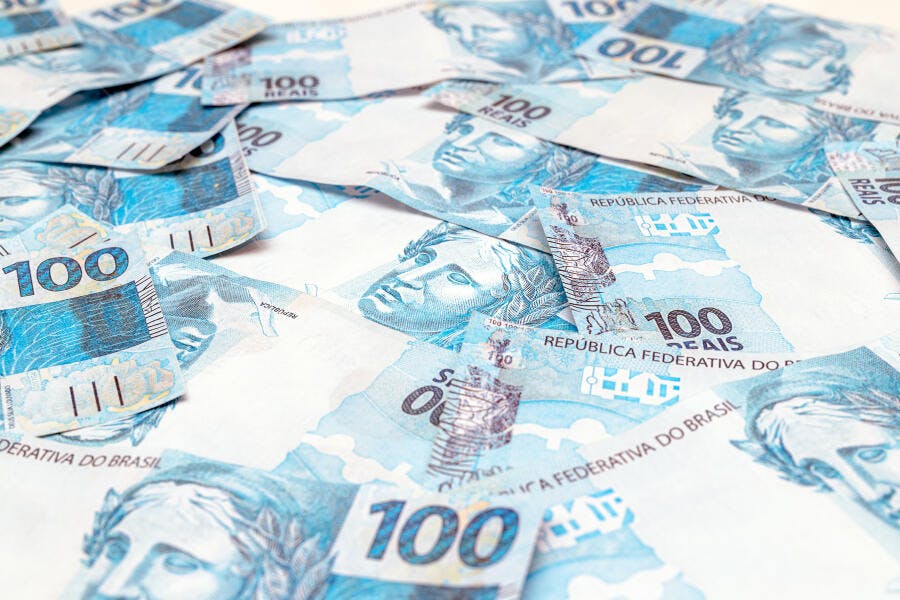 Notas de cem reais espalhadas dinheiro brasileiro riqueza economia