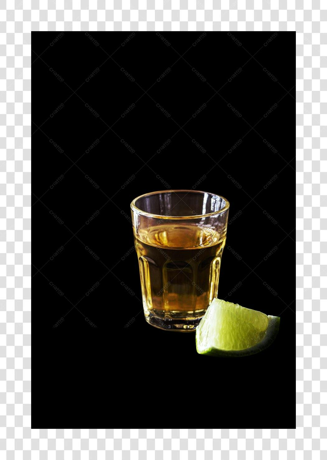 Copo de shot tequila cor âmbar e limão verde PNG com fundo transparente