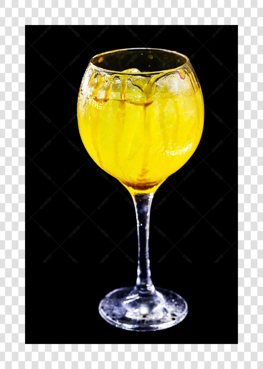 Coquetel Amarelo Refrescante com Gelo PNG com fundo transparente