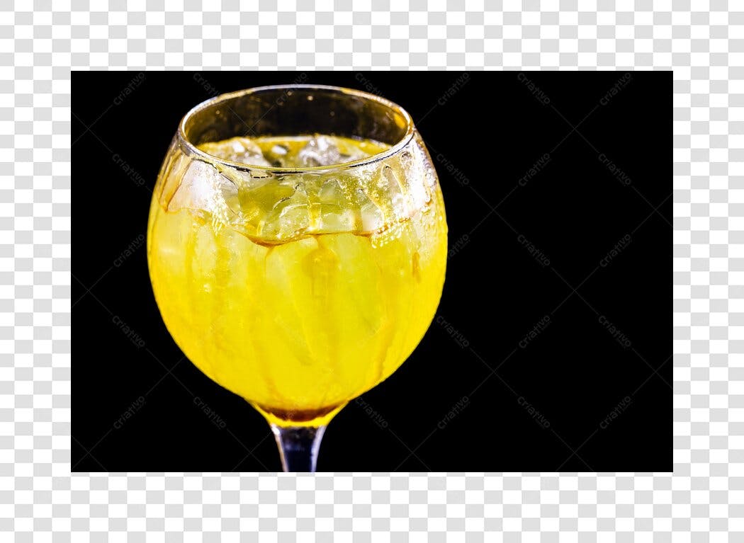 Copo de drink amarelo com gelo para verão festa PNG com fundo transparente