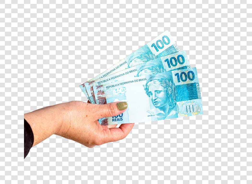Mão segurando três notas de 100 Reais azuis para finanças e economia PNG com fundo transparente