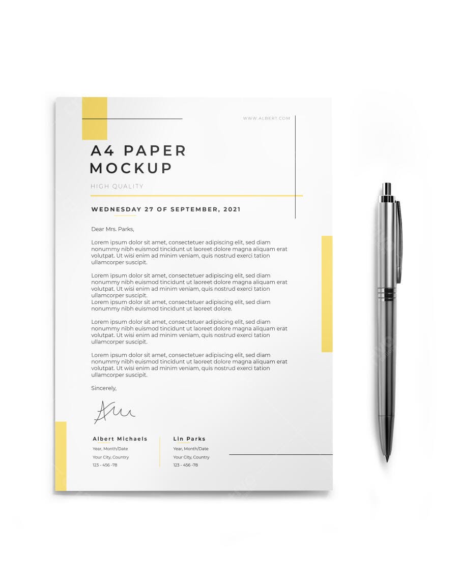 Mockup Realista de Papel Timbrado A4 com Caneta Prateada e Detalhes Amarelos