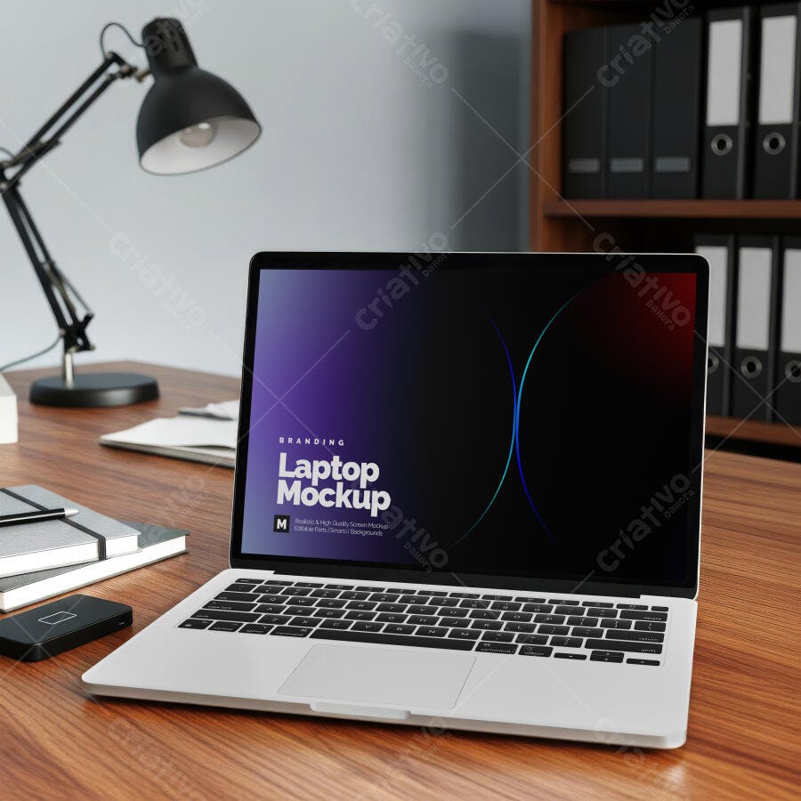 Mockup Notebook Moderno em Mesa de Escritório de Madeira com Luminária e Pastas