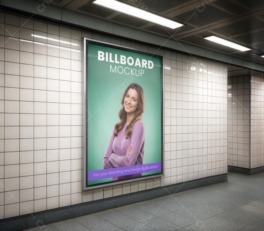 Mockup Outdoor Realista em Estação de Metrô com Mulher Sorrindo e Fundo Verde