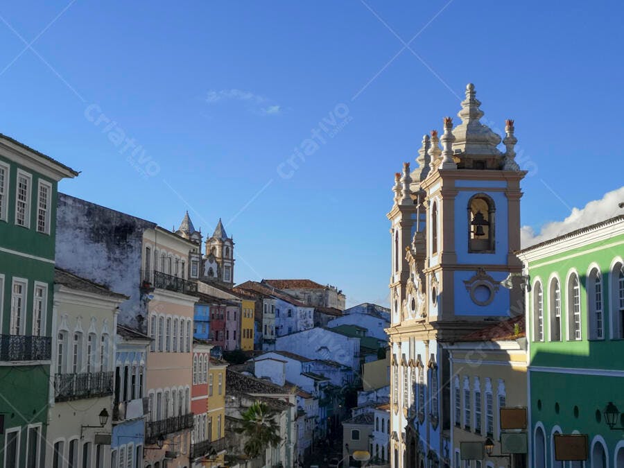 Edifícios históricos coloridos no Pelourinho Salvador Brasil sob céu azul