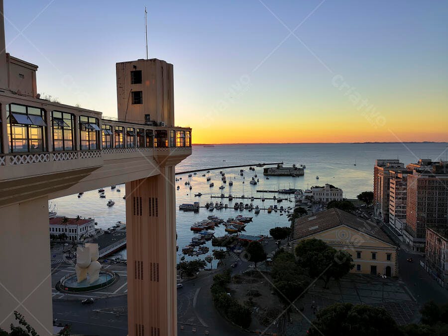 Elevador Lacerda vista pôr do sol vibrante na Baía de Todos os Santos