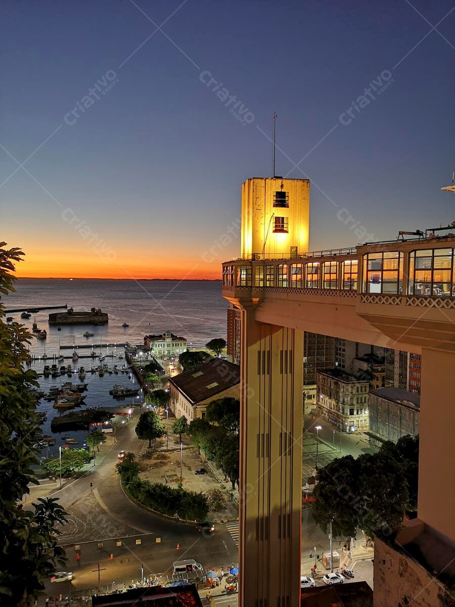 Elevador Lacerda em Salvador Baía de Todos os Santos ao pôr do sol laranja