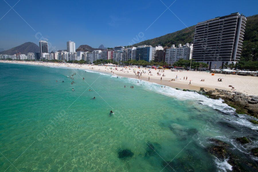 Praia de Copacabana Rio de Janeiro água azul-turquesa areia dourada e pessoas no verão