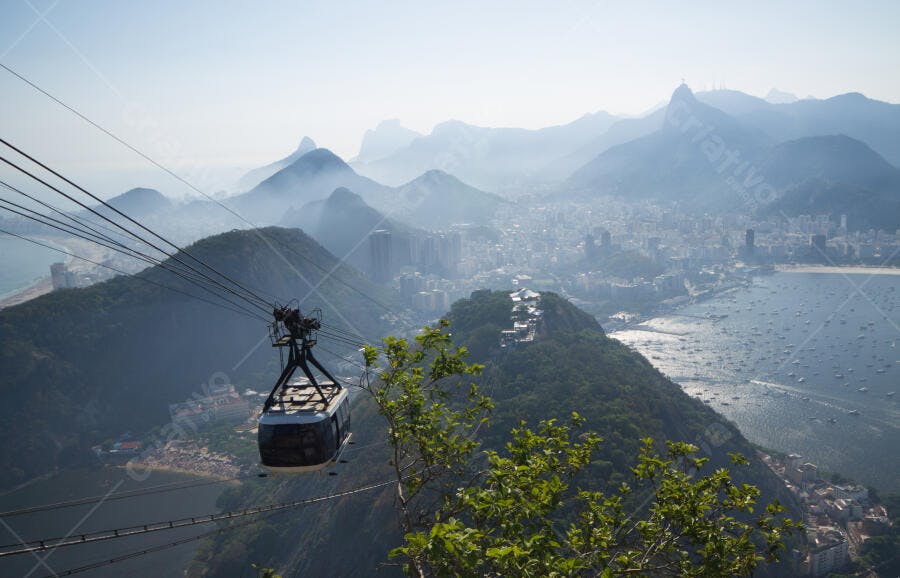 Bondinho do Pão de Açúcar com vista panorâmica do Rio de Janeiro e baía azul