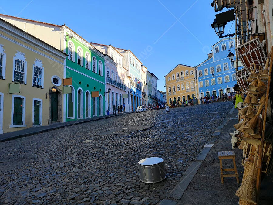 Rua histórica colorida do Pelourinho em Salvador dia ensolarado