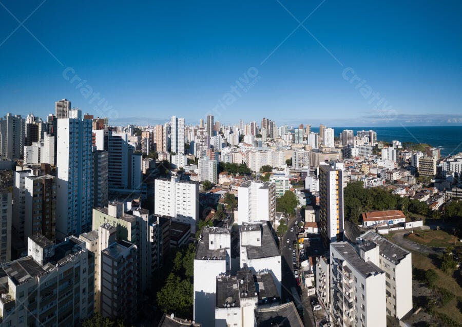 Cidade costeira vista aérea edifícios residenciais e comerciais dia ensolarado