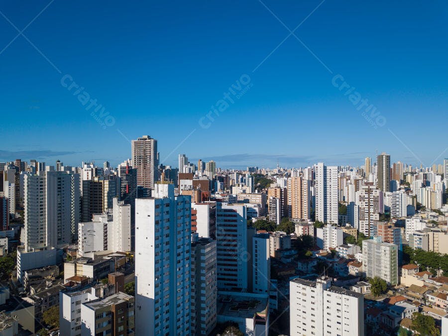 Paisagem urbana vista aérea edifícios altos e céu azul claro