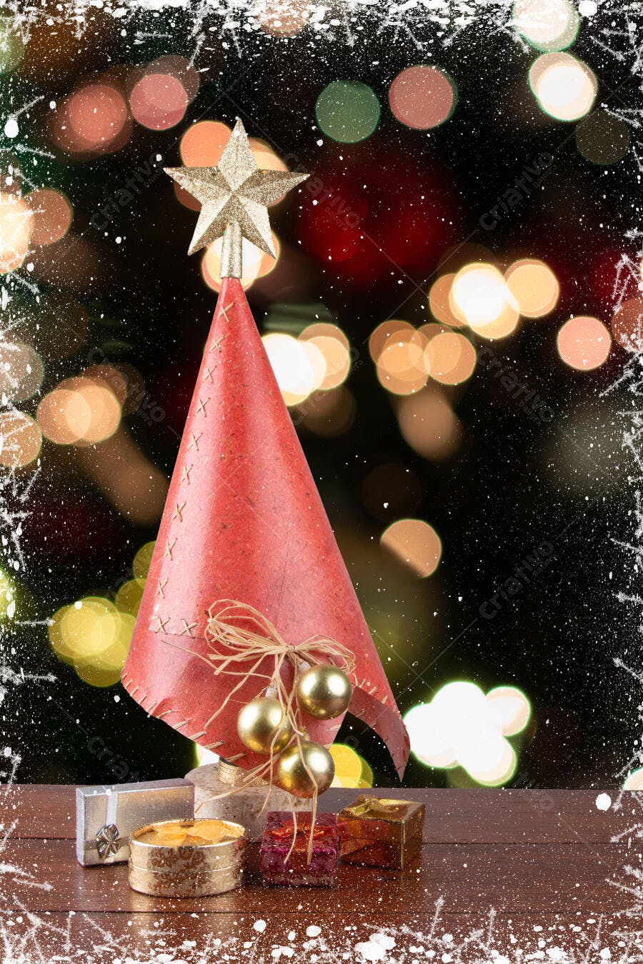 Árvore de Natal estilizada vermelha com estrela dourada e presentes fundo bokeh festivo