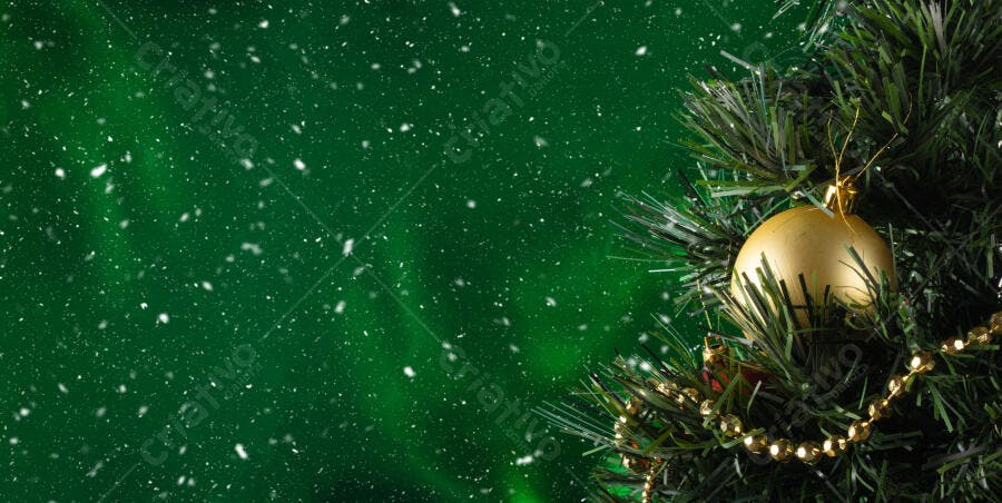 Ramo de pinheiro decorado com bola dourada neve caindo em fundo verde festivo