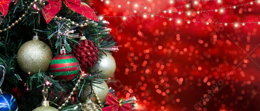Árvore de Natal decorada com ornamentos dourados e vermelhos luzes cintilantes fundo bokeh festivo