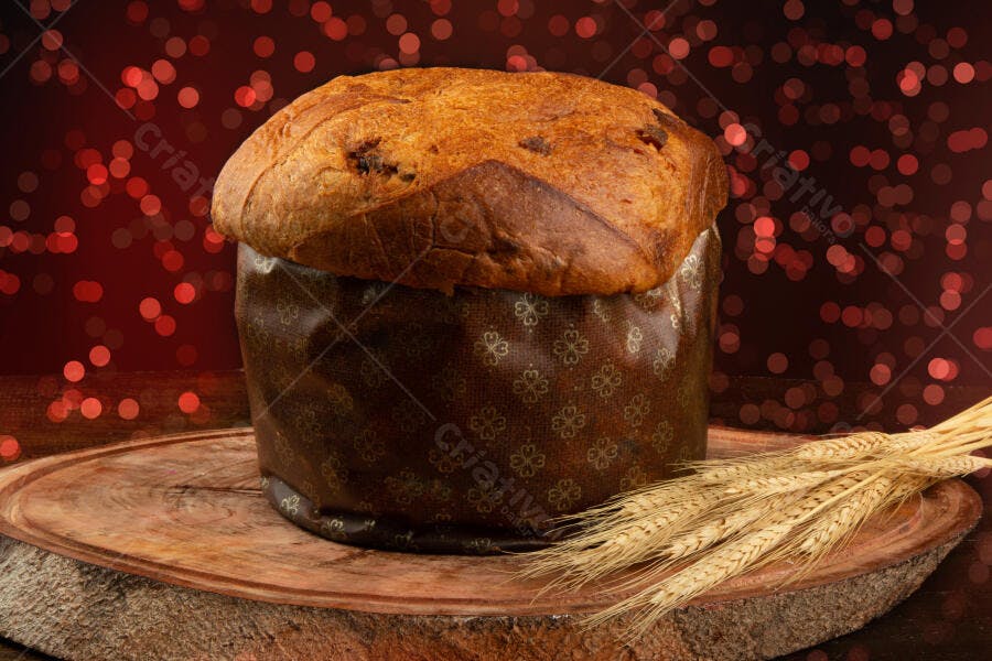 Panettone tradicional com frutas cristalizadas em fundo bokeh natalino