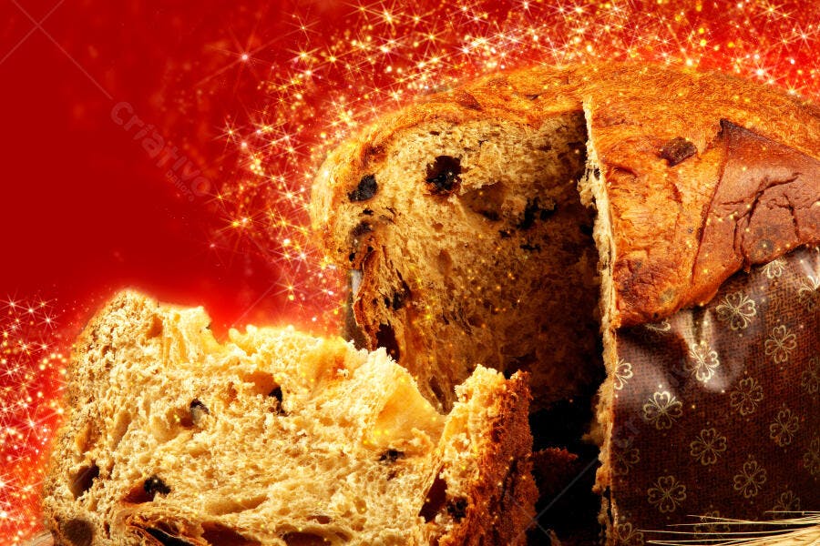 Panettone fatiado com frutas cristalizadas em fundo vermelho festivo natalino