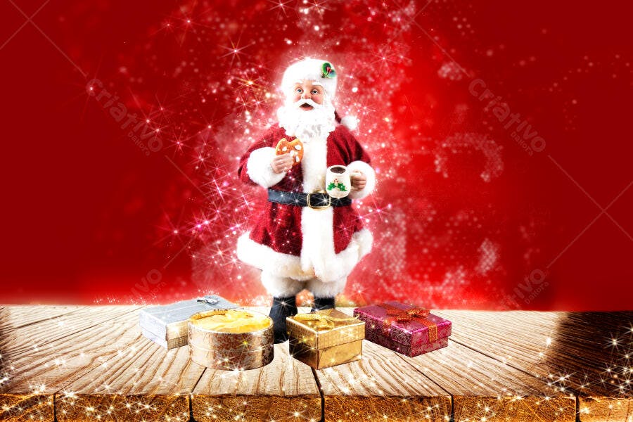 Papai Noel figura vermelha e branca com biscoito e caneca em mesa de madeira com presentes