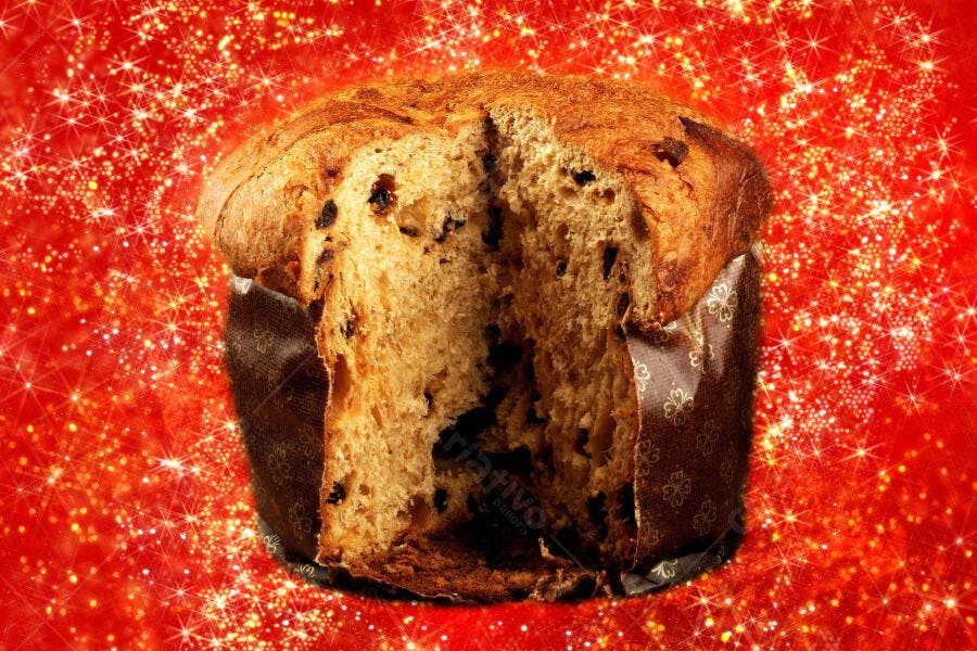 Panettone cortado com frutas cristalizadas em fundo vermelho brilhante de Natal
