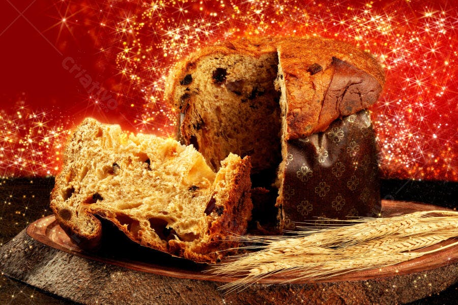 Panettone fatiado com frutas cristalizadas em fundo vermelho natalino
