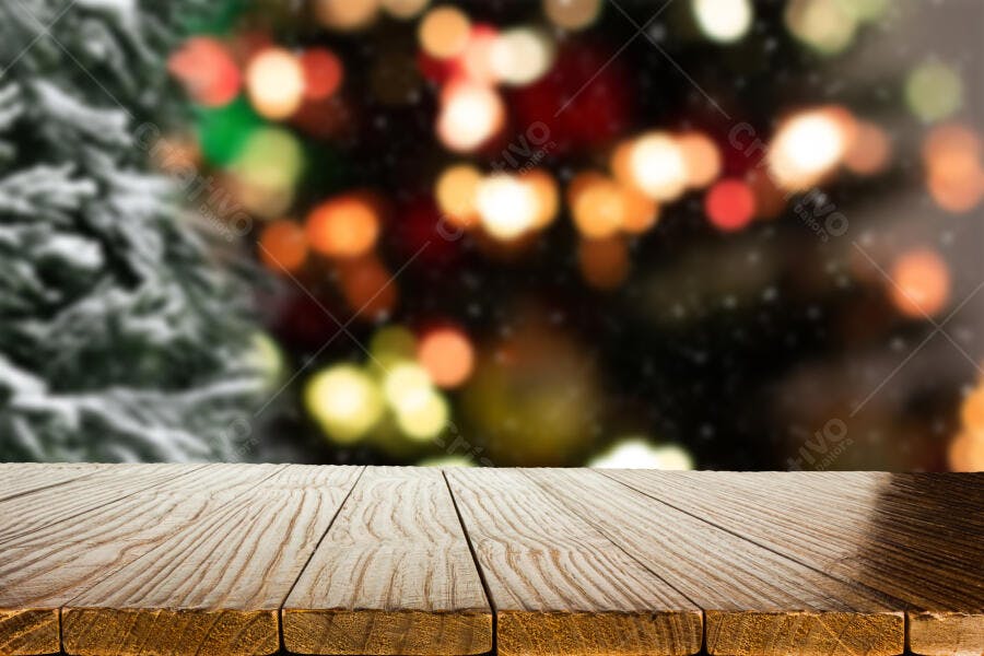 Mesa de madeira rústica com fundo de Natal bokeh e neve