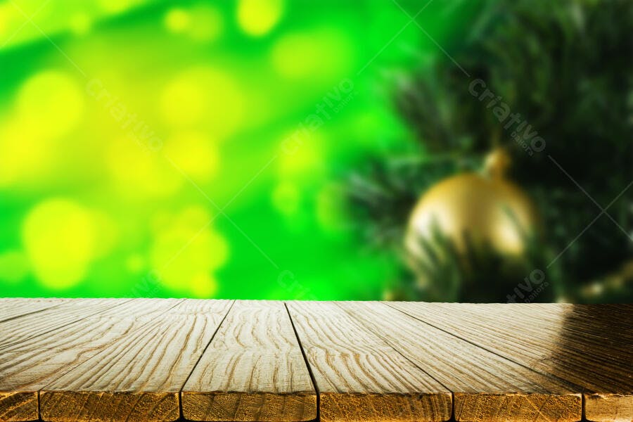 Tábua de madeira vazia com fundo verde natalino e luzes bokeh