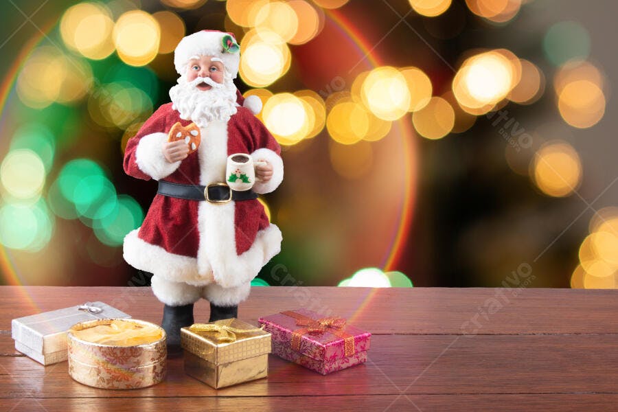 Estatueta Papai Noel festivo segurando biscoito e caneca presentes Natal luzes bokeh