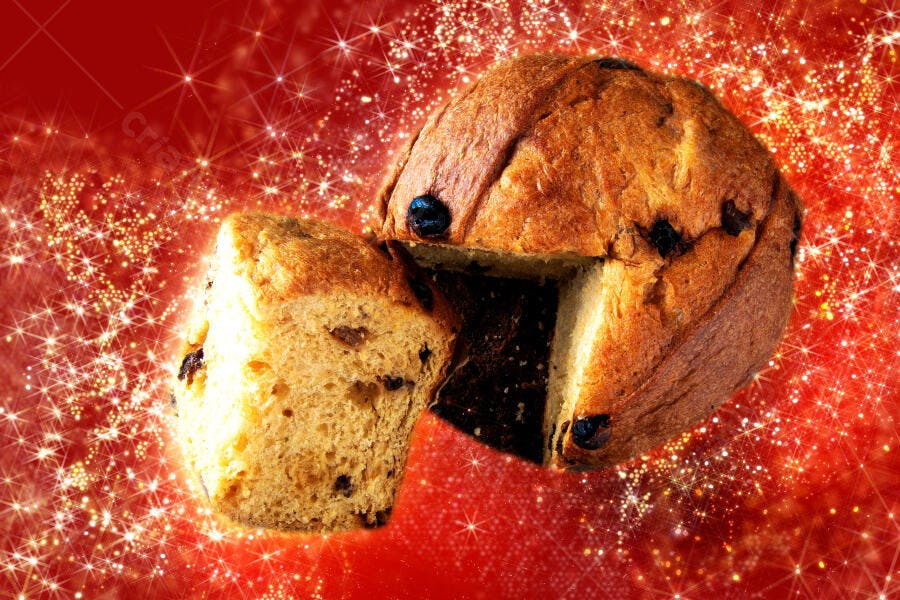 Panetone dourado fatiado com fundo vermelho festivo e brilhos natalinos