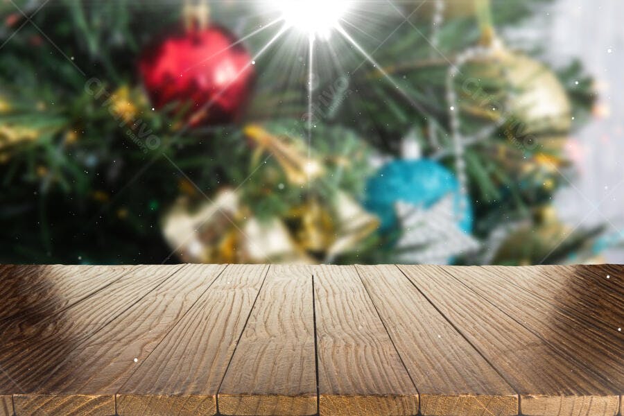 Mesa de madeira rústica com árvore de Natal desfocada enfeites luz e neve