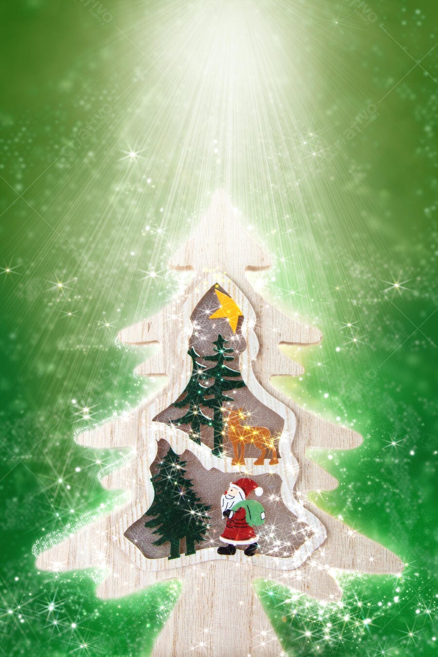Decoração de árvore de Natal com Papai Noel e rena em fundo verde festivo